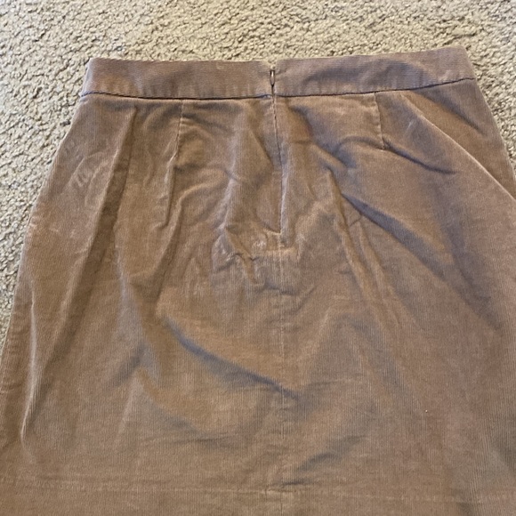 Banana Republic corduroy mini skirt, size 6! It’s a gorgeous shade of cinnamon. - Picture 5 of 6